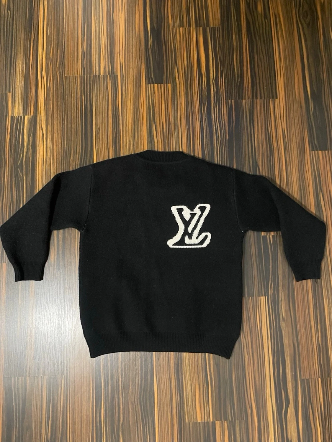 Stickad tröja i svart - 1