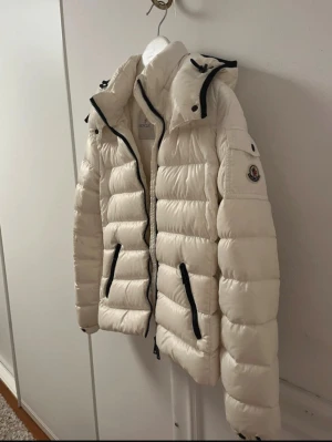 Moncler Jacka  - Vit jacka från Moncler köpt på vintern år 2021 Storlek XS Defekter visas på bild