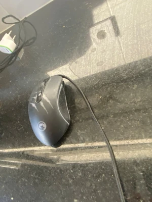 Svart gamingmus med kabel - Säljer en svart gamingmus från Glorious med kabel och coolt mönster på ovansidan. Musen har två knappar på sidan, scrollhjul och ergonomisk form för bättre grepp. Perfekt för gaming eller vardagsbruk vid datorn. Mussen lysser också