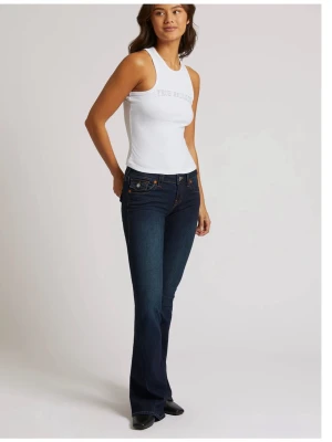 Mörkblå bootcut jeans True Religion - Snygga mörkblå bootcut jeans från True Religion med klassiska kontrastsömmar och ikoniska fickdetaljer bak. Jeansen har låg midja och är tillverkade i stretchigt denim för en bekväm passform. Helt nya