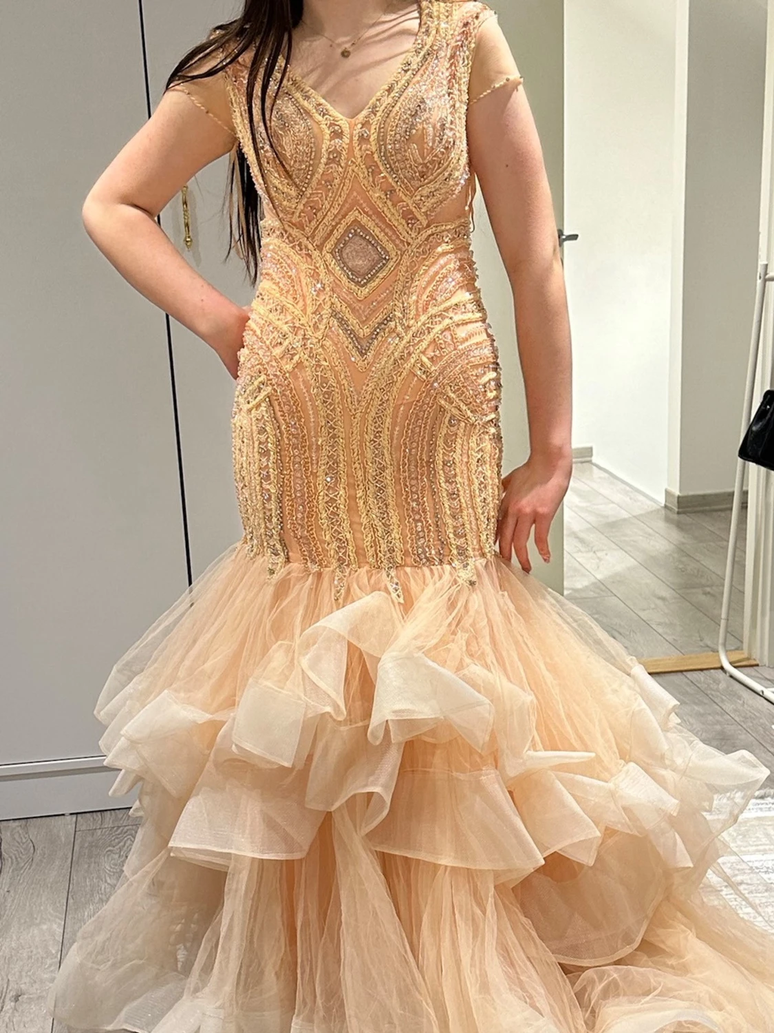 Champagnefärgad långklänning med volang - 2