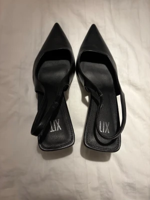 Svarta pumps med spetsig tå från LIX - Stilrena svarta pumps från LIX/ Dinsko använda 1 gång inga defekter. Ordinarie pris 499kr