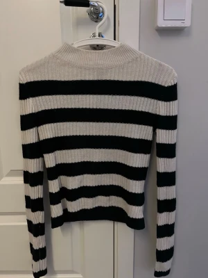 Stickad tröja  - En fin stickad tröja som är lite kortare, i storlek S. Inga större tecken på användning🤗