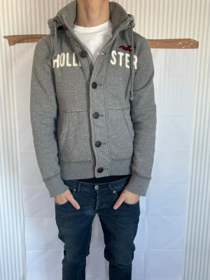 Hollister hoodie, S - Märke: Hollister Storlek: S Skick: mycket bra  Snygg hoodie från Hollister  Bra skick och redo att användas. Skickas snabbt 📦 