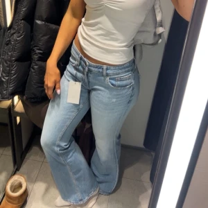 Low waist boot cut jeans från Zara - Använda en gång, utmärkt skick.