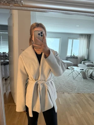 Kort kappa - Använd fåtal gånger men skicket är som nytt, ev lite nopprig men lätt åtgärd 🌸