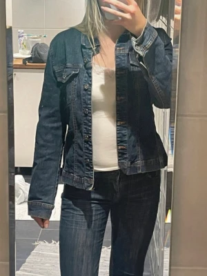 Jeansjacka  - Storleken är s men jag skulle säga att den är lite mindre i storleken!  (bilderna är screenade från mitt vinted konto, därav kvaliten men det är bara att skriva för fler bilder)