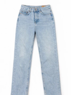 Ljusblå raka jeans - Säljer ett par klassiska ljusblå jeans med rak passform och hög midja. Jeansen har  fickor och stängs med knapp och dragkedja. Perfekta för en avslappnad och trendig look.