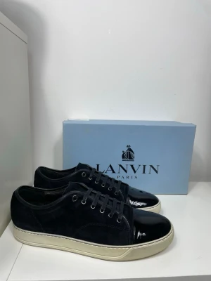 Svarta Lanvin Cap Toe - Säljer nu dessa Svarta Lanvin Cap Toe i uk 10 som är storlek 44 men passar 45, skriv för fler bilder/frågor🙌🏼