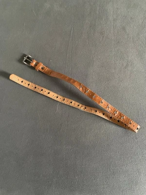 brun barnskärp - jätte söt bälte med hjärt design i hålen passar perfekt för unga flickor