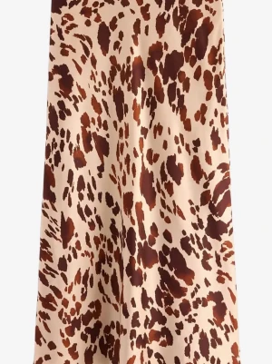 Beige leopardmönstrad långkjol xs - Snygg långkjol i beige med leopardmönster i bruna toner. Kjolen har en rak och flowy passform som ger en avslappnad vibe. Tillverkad i ett glansigt material som känns mjukt mot huden. Perfekt att styla med en enkel topp eller stickad tröja.