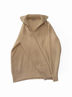 Beige stickad halv zip från Zara - Snygg beige tröja från Zara med halv dragkedja! Väldigt mjuk, skön och stilig! Säljer då jag har en liknande, bra att ha nu till våren🔥