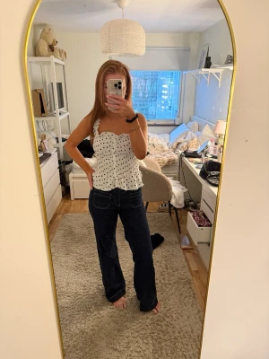 Visa jeans  - Superfina mörkblåa vida jeans men de kommer tyvärr inte till användning, slutsålda 💕pris går att diskutera !!