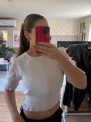 Vit blus med puffärm - Säljer en vit blus med puffärmar från NAKD i storlek 34 men passar även S/M❣️