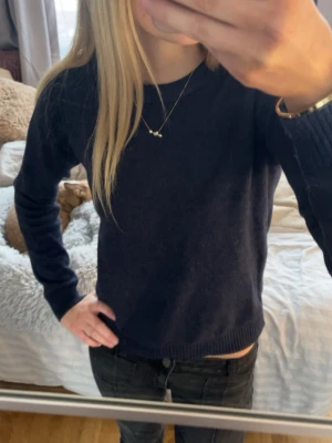 Mörkblå stickad - Så fin stickad, säljer då jag har två🌟