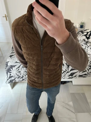 Brun cardigan jacka i mocka från Massimo Dutti - Säljer en sjukt snygg cardigan jacka i mocka material. Mockan är väl bevarad och är i fint skick.  Jackan är gjord i tjockt material och väldigt fin kvalité! Den är lite liten i storleken, mer som en L ——————————————————————————                                                      📐| Storlek: XL                                                        👖| Märke: Massimo Dutti                                     🔎| Skick: Mycket bra / ny skick                          ✍🏻| Skriv om du har några frågor
