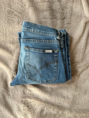Vintage jeans - PRIS GÅR ATT DISKUTERA. Snygga blå vintage jeans från ICHI med klassisk femficksdesign och raka ben. Jeansen har en ljus tvätt och dekorativa sömmar på bakfickan. Perfekta för en avslappnad och trendig look. Köpta mellan 1985-2005 så därav går dom inte längre att få tag på💗Storlek: Size 27, Längd 32