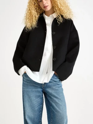 Svart ullkappa från Lindex - Stilren svart kappa från Lindex i ullblandning. Aldrig använd, säljer av den anledningen.