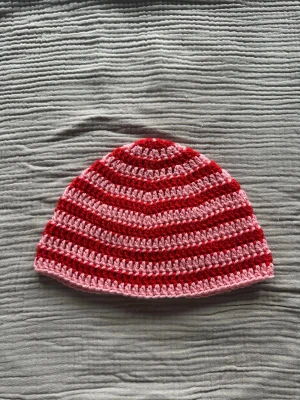 Virkad mössa - Egentillverkad virkad mössa i rosa och rött garn. Tvättas i max 30 grader