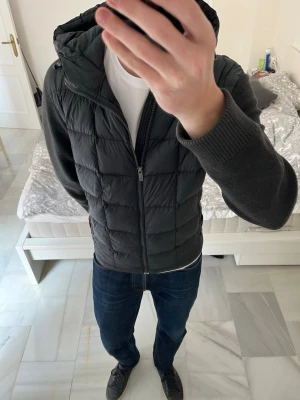 Svart cardigan jacka med huva  - Säljer en riktigt fet, svart cardigan jacka i väldigt fint skick! 😁                                                           ———————————————————————————                                                      📐| Storlek: L                                                           👖| Märke: Massimo Dutti                                     🔎| Skick: Mycket Bra                                            ✍🏻| Skriv om du har några frågor