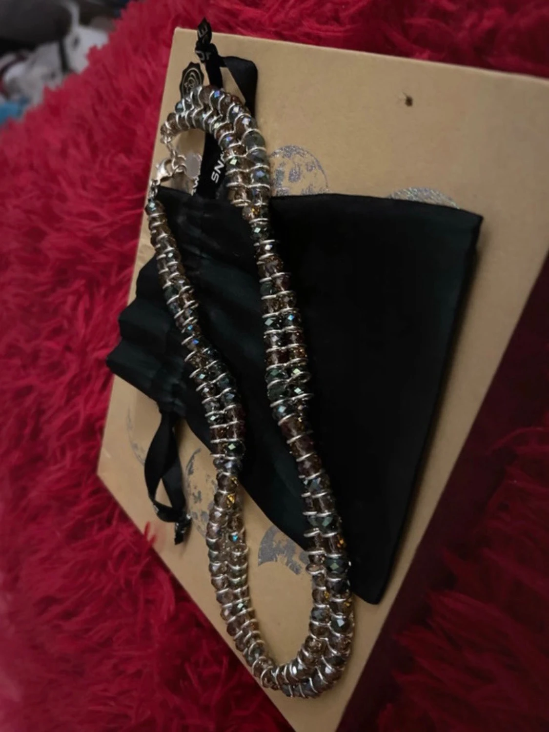 Glittrigt halsband med pärlor - 1