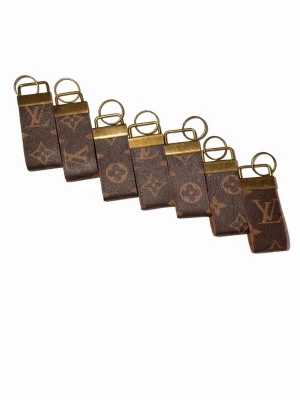 LV custom accessoar (tillverkad från äkta vintage lv väska) - LV custom accessoar   Jag har fått in fler custom LV nyckel/väsk accessoarer som är en perfekt gåva till mamma, flickvännen eller dig själv 🤩  - Alla är i bra skick (tillverkade från vintage LV väska)   Köparen står för frakt📦  Hör av er vid frågor 🌟