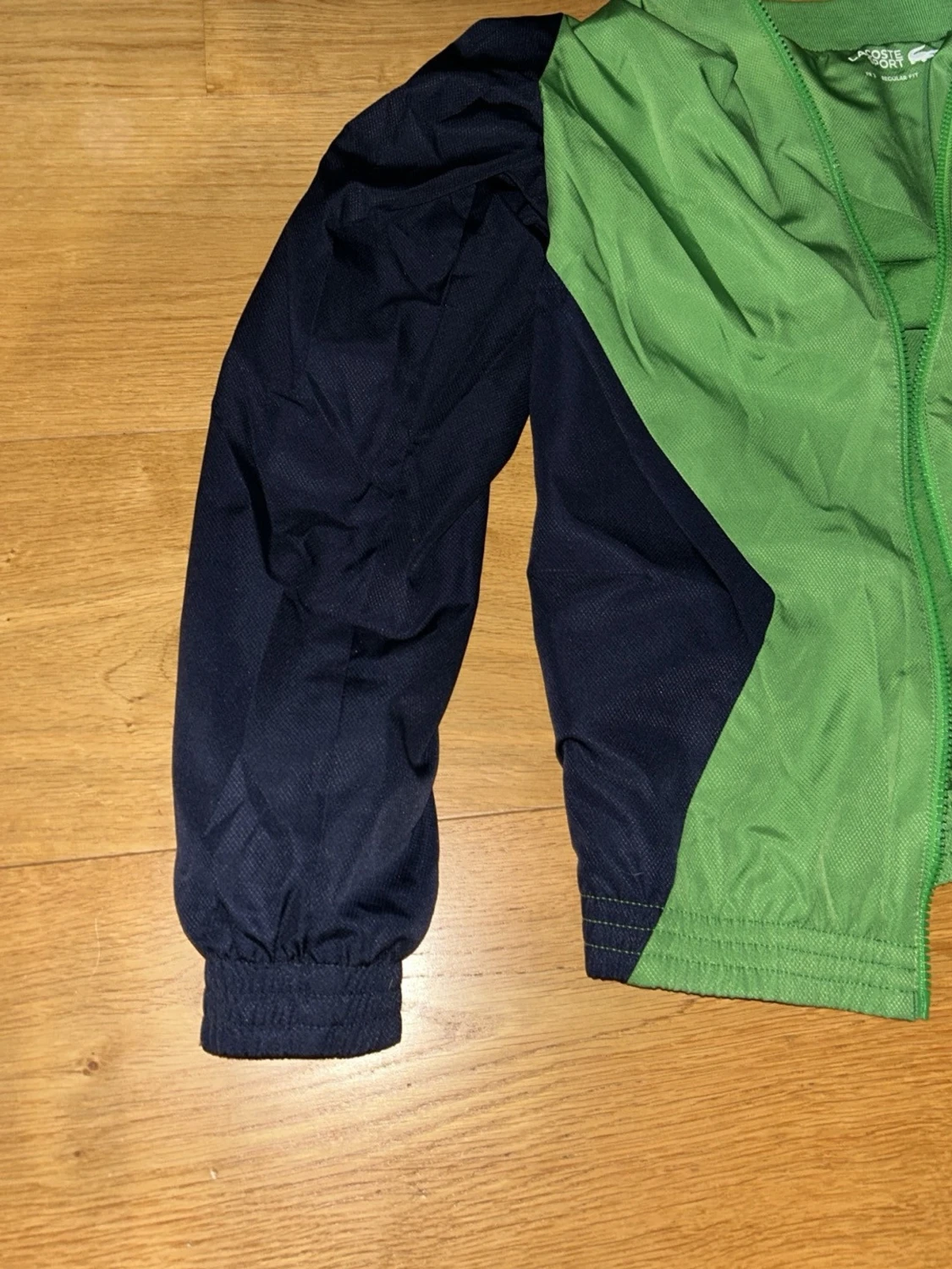 Grön och marinblå vindjacka Lacoste. Köpte för 650kr, oanvänd. - 1