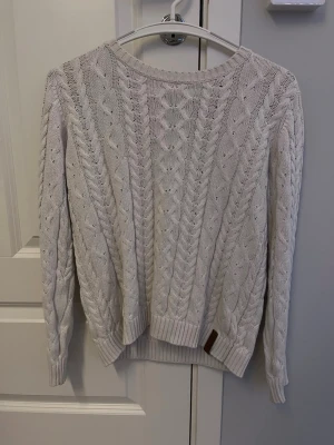 Vit stickad tröja - Vit stickad tröja i st 160. Passa inte längre och inga större tecken på användning. 