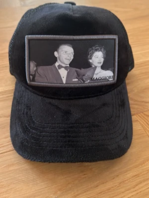 Svart Maggiore keps med mesh - Väldigt cool svart keps från Maggiore. Aldrig använd så den är i super bra skick!!