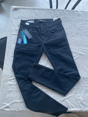 Replay Jeans - Hej, säljer nu dessa jeans jag fick i julklapp men som aldrig kom till användning. Byxorna är helt nya och aldrig använda. Storleken är W29 & L32. Ord.pris = 1800kr - Kvalité = 10/10