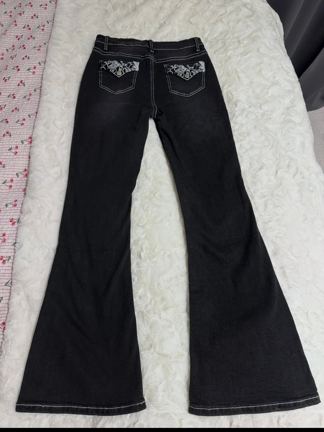 Svarta bootcut jeans med brodyr