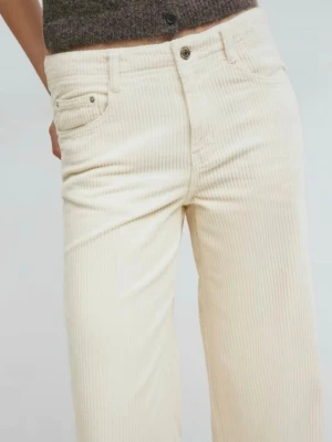 Vida cremefärgade manchesterbyxor - Säljer ett par cremefärgade manchesterbyxor med mellanhög midja. Har använt dem en gång 