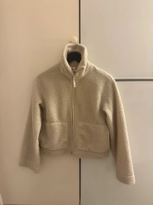 Vit/beige kofta - Säljer min gosiga vita/beiga kofta från hm😊