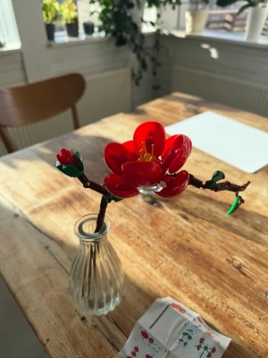 Röd Lego blomma - Säljer en röd legoblomma. Instruktionsblad för montering medföljer. Jag kan även ta loss legobitarna så att den går att bygga ihop igen.