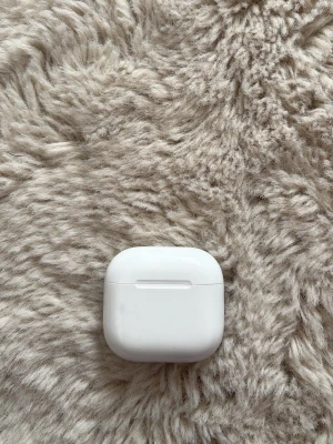 AirPods 4 - Säljer ett par vita Apple AirPods 4.Då jag har skaffat nya hörlurar! Skriv om ni har några funderingar😊