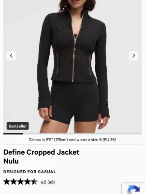 Lululemon Define Cropped Jacket Nulu  - Väldigt fint skick! Storlek 8 men är väldigt liten och tight i Stl enligt mig , skriv för egna bilder , nypris 1380:- svart med guldkedja!