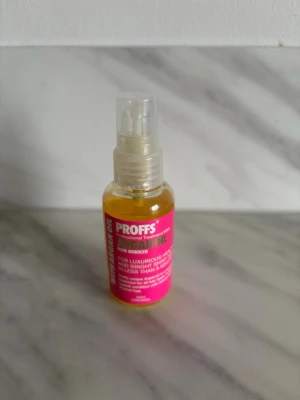 Hårolja - Proffs Argan Oil Professional Treatment är en hårolja i en liten plastflaska med pump. Oljan är gyllengul och flaskan har en rosa etikett. Perfekt för att ge håret glans och mjukhet. Innehåller arganolja från Marocko.