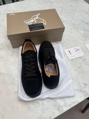 Svarta sneakers från Christian Louboutin - Helt nya Christian loubtouin skor. Storlek 43 