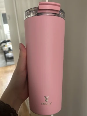 Rosa termosmugg från Meoky - Snygg rosa termosmugg från Meoky. Den har ett praktiskt lock där man kan dricka med sugrör och ur ett hål. Tillverkad i rostfritt stål och plast, rymmer mycket och är lätt att hålla i handen. Går att köra i diskmaskin
