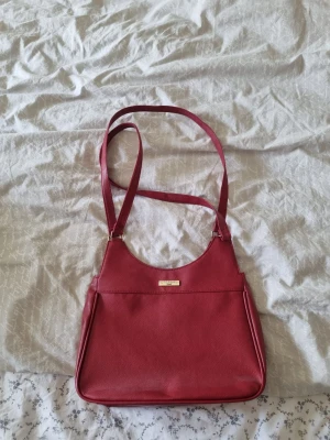 Väska, y2k, 2000 - Säljer en massa väskor pga garderobsrensning💕 Alla hsr typ olika pris. Hör av dig vid intresse så diskuterar vi💕 Första till kvarn!! Vid köp av många kan vi komma fram till ett paket pris 💕