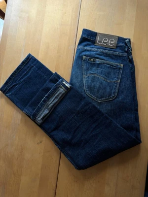 Lee selvedge 101 - Ett par riktigt coola selvedge Lee 101b med riktigt najs textur och fade. Rak passform och 32/32 vilket är true enligt mig. Fint skick men har används och mindre skador finns därför. Kom gärna med frågor
