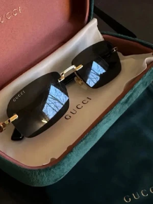 Gucci Solglasögon  - Helt nya och oanvända, fick som present men har redan ett liknande par. . Ny pris ligger dessa på 4000kr. Alla original tillbehör medföljer som ni ser