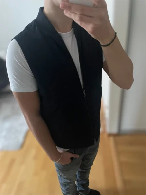 Marinblå väst från Riley - Skick 9/10 