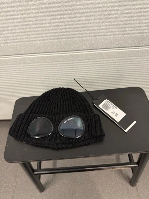 C.P. Company mössa  - En mössa från cp company i nyskick använd endast 2-3 gånger! One size klassisk vanlig storlek. Självklart äkta. Hör av er vid frågor! 