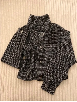 Vår Jacka  - Köpt från new yorker. Har använt ett fåtal gånger, inga skador och är väldigt braa i kvalité. En populär jacka som passar till våren!  Den passar alla och sitter mer oversized .Så snygg över stickad tröja eller över en t-shirt  när det blir lite varmare väder. Passar alla från XS-M/L. Perfekt till skolan för att vara slay och Chiq.  