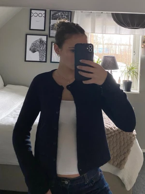 Mörkblå kofta från Gina Tricot - Mysig mörkblå kofta från Gina Tricot i alpacka mix. 