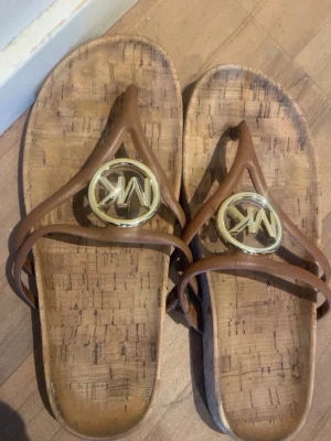 Bruna sandaler från Michael Kors - Snygga bruna sandaler från Michael Kors. Perfekta för sommaren 