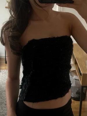 Festtopp - Supersnygg festtopp!! Har en strukturerad yta och dragkedja i sidan, endast använd fåtal gånger 