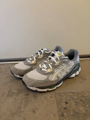 Asics Gel Nyc - Asics Gel Nyc i färgen white/glacier grey.                  Storlek 41,5 - Mycket bra skick använda ute fåtal gånger / Orginallåda tillkommer