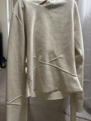 Vit hoddie  - Creme Vit hoodie med broderi 